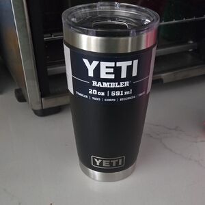BNWT. YETI Rambler 20 oz Tumbler Black